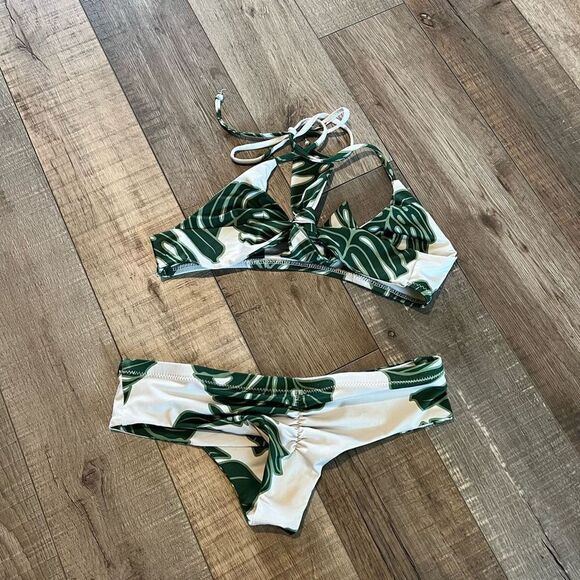 GREENLEE SWIM BRA TOP & CITY BRIEF - GREEN
LEAF PRINT size 0 - Picture 2 of 6